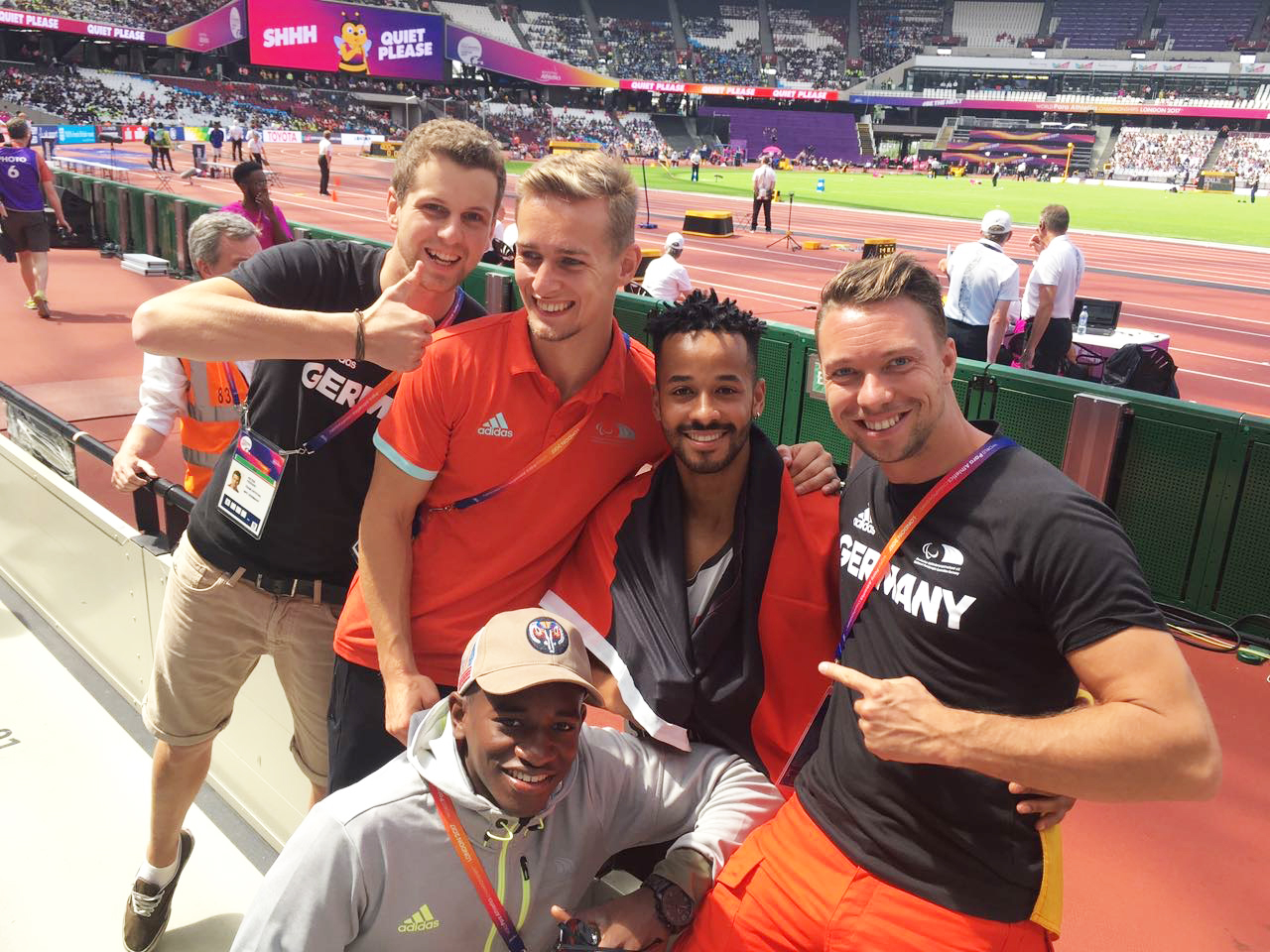Gruppenbild bei den Paralympics, fünf Männder, unter anderem Peter Ferger und David Behre