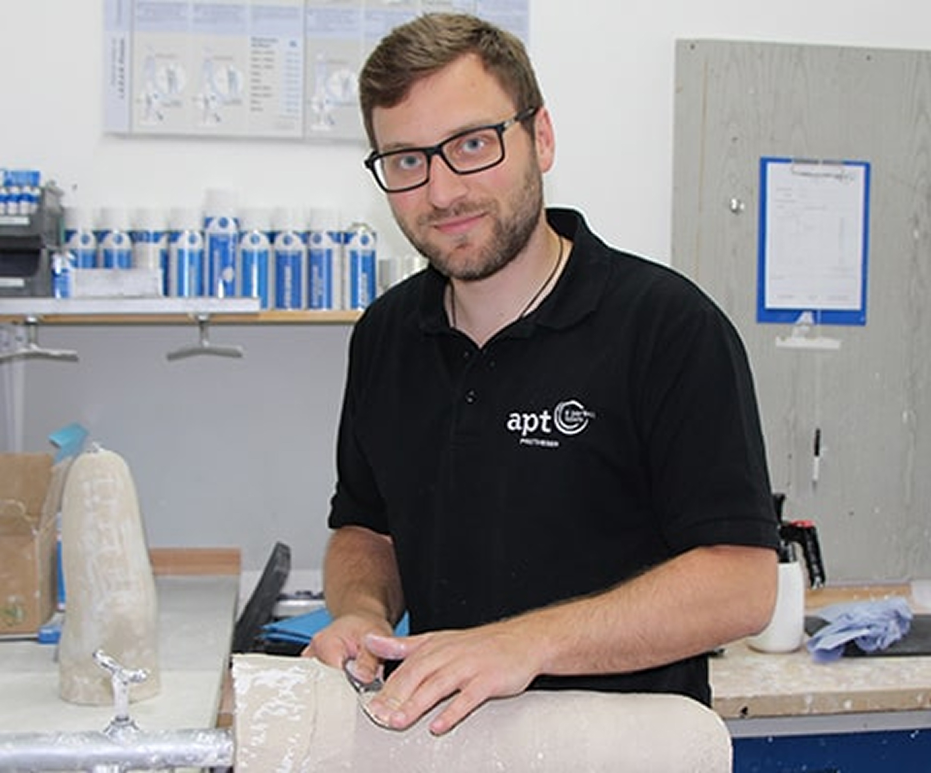 Betriebsleiter Stefan Kaempffe bei Herstellung einer Prothese