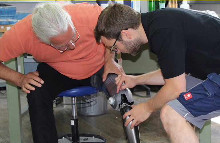 Orthopädietechnikermeister Stefan Kaempffe kontrolliert Beinprothese eines Kunden