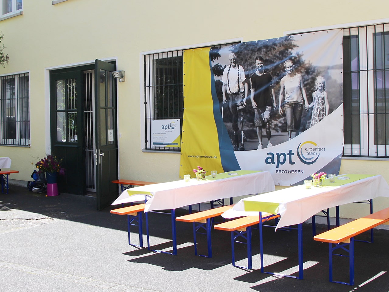 Eingangsbereich des Firmengebäudes APT Würzburg