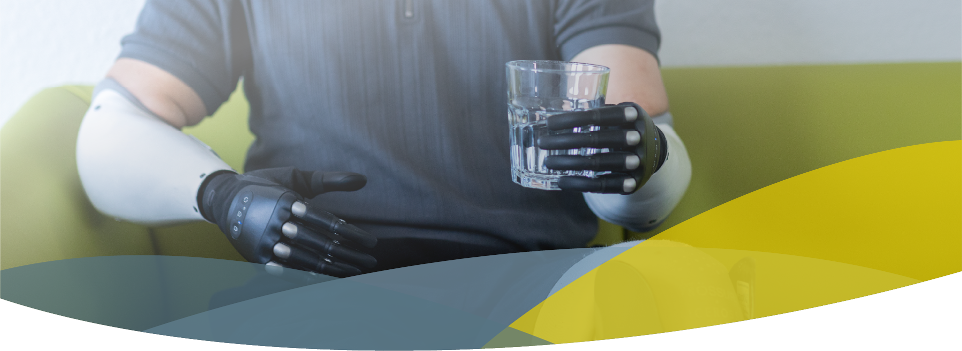 Headerbild für Armprothesen, Kunde von APT trägt zwei Armprothesen und hält ein Glas
