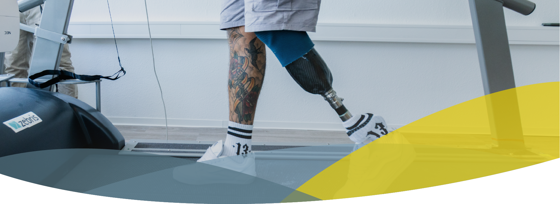 Headerbild für Beinprothesen, Person geht auf Laufband mit einer Beinprothese