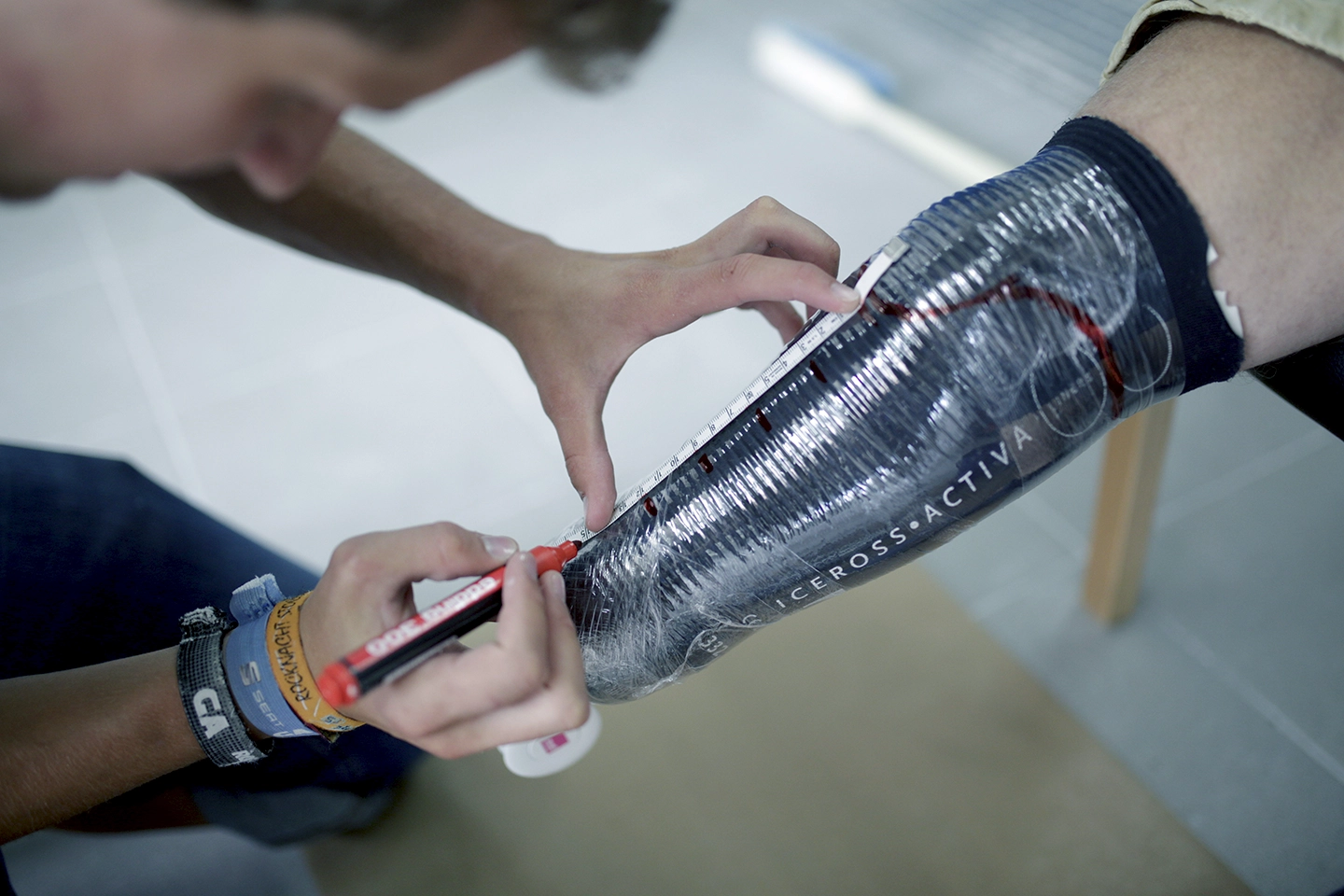 Techniker macht bei der Kundenversorgung Anpassungen an der Passform