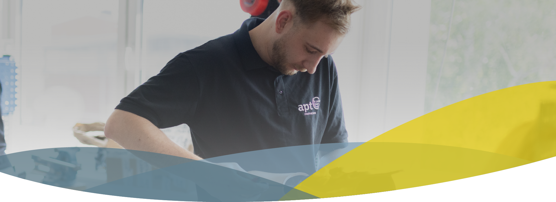 Headerbild für Karriere, Mitarbeiter von APT Prothesen arbeitet an einer Beinprothese in der Werkstatt
