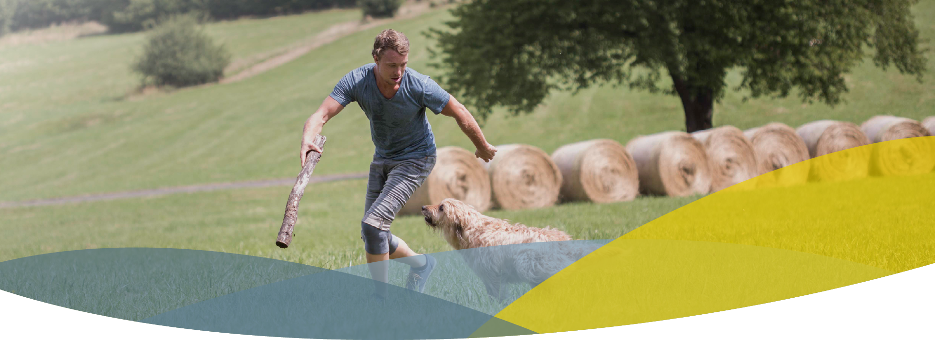 Headerbild für Leben mit Amputation, Mann spielt mit Hund auf einer wiese, rennt mit zwie Beinprothesen