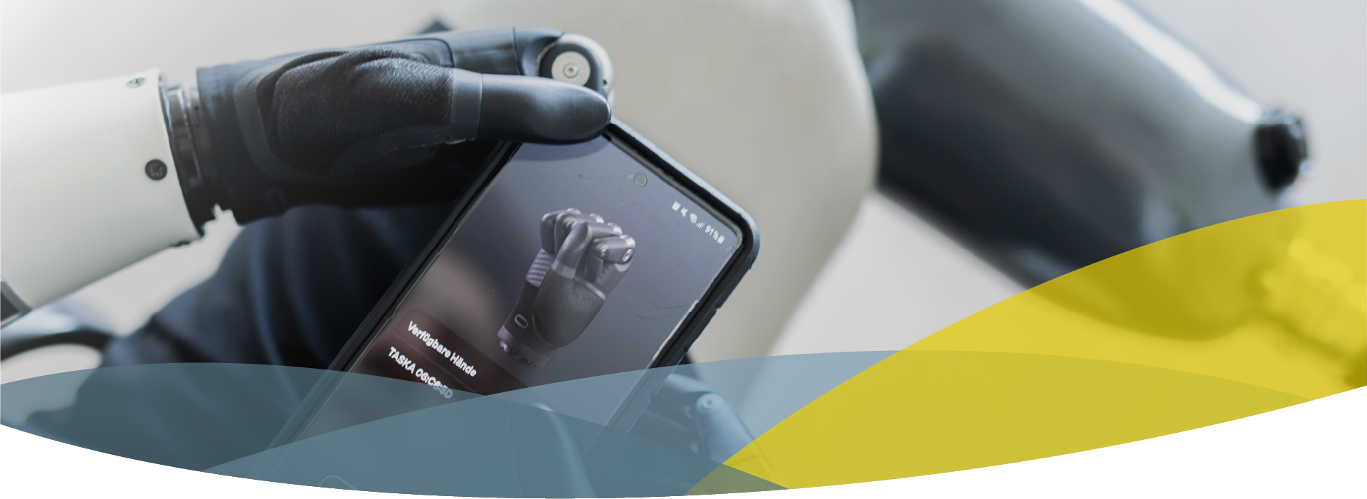 Headerbild für Passteile, Armprothese hält Handy mit einer App zur Steuerung der Prothese