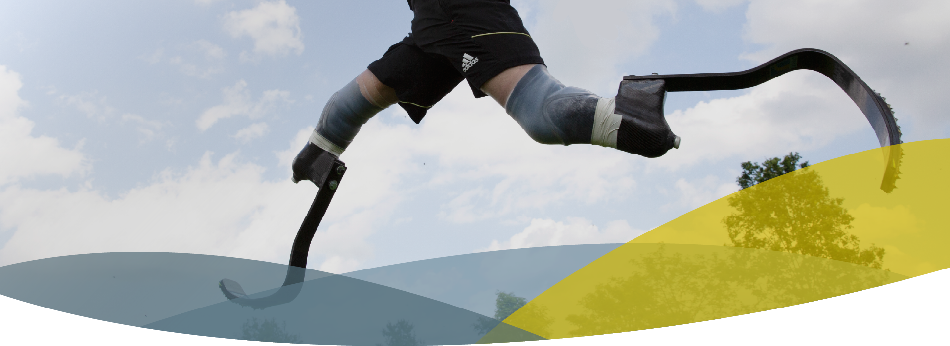 Headerbild für Sportprothesen, Mann sprintet mit zwei Sportprothesen
