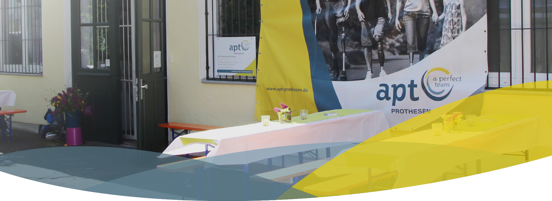 Headerbild für APT Prothesen Niederlassung Würzburg, Eingangsbereich mit tischen und APT-Banner
