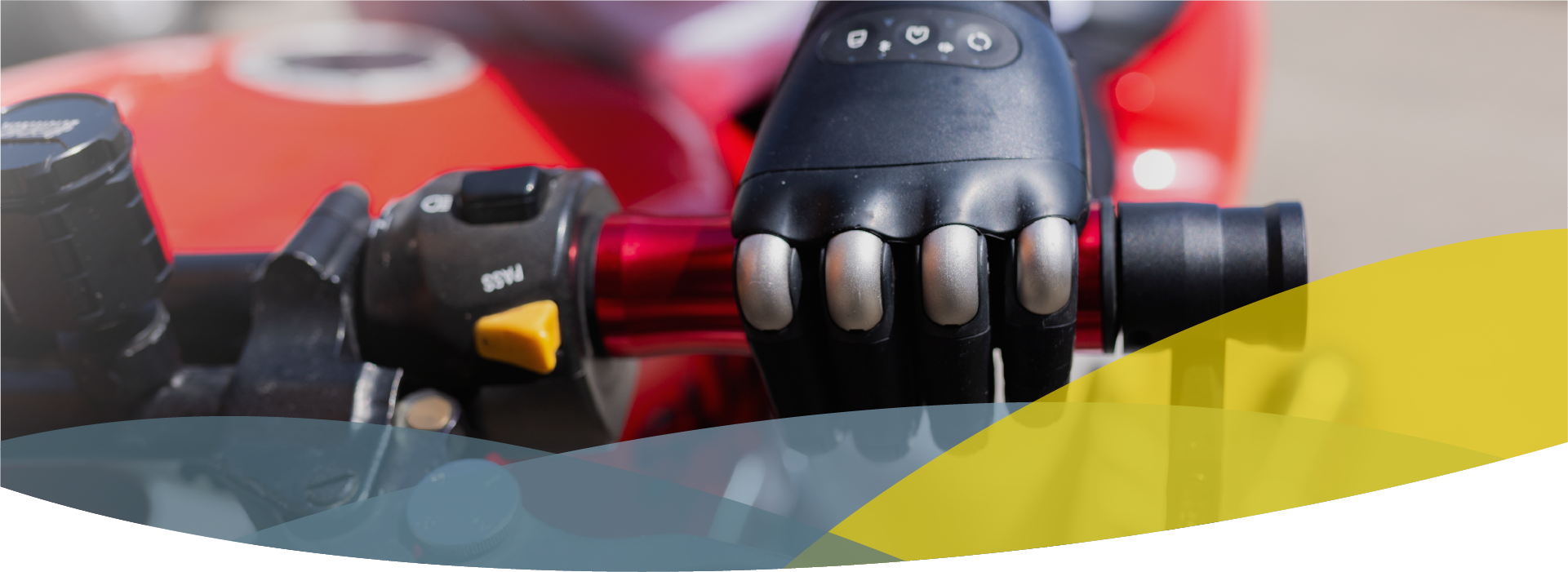 Headerbild für veranstaltungen, Handprothese hält sich am Griff des Lenkrads von einem roten Motorrad fest