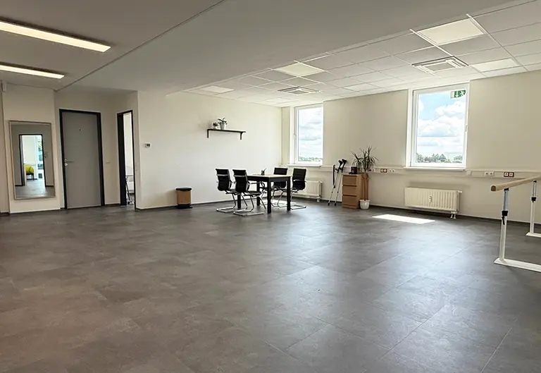 Anproberaum für Prothesen bei APT in Moers mit Besprechungstisch und Gehhilfen.