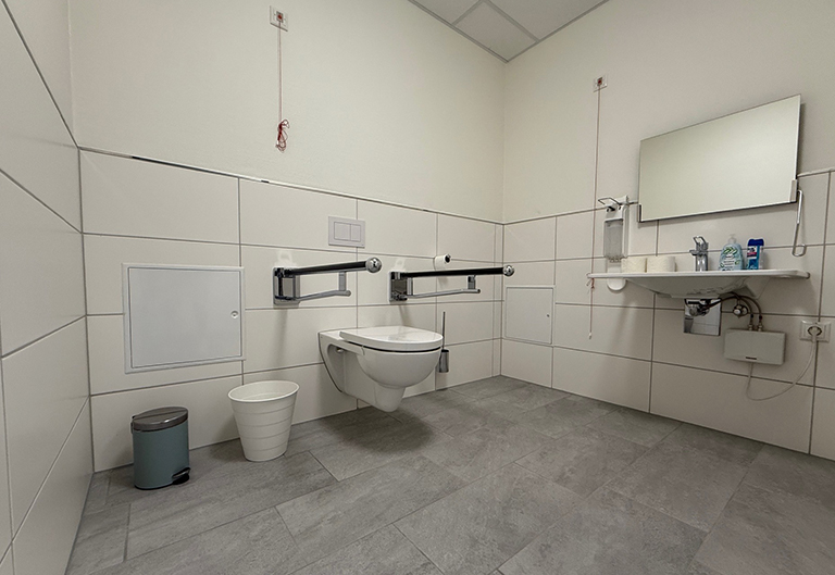 Behindertengerechte Toilette mit viel Platz. Passend für Prothesenträger bei APT in Moers.