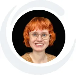 Kundenstimme von Vanessa für APT Prothesen in Würzburg. Portrait der Kundin auf schwarzem Hintergrund.