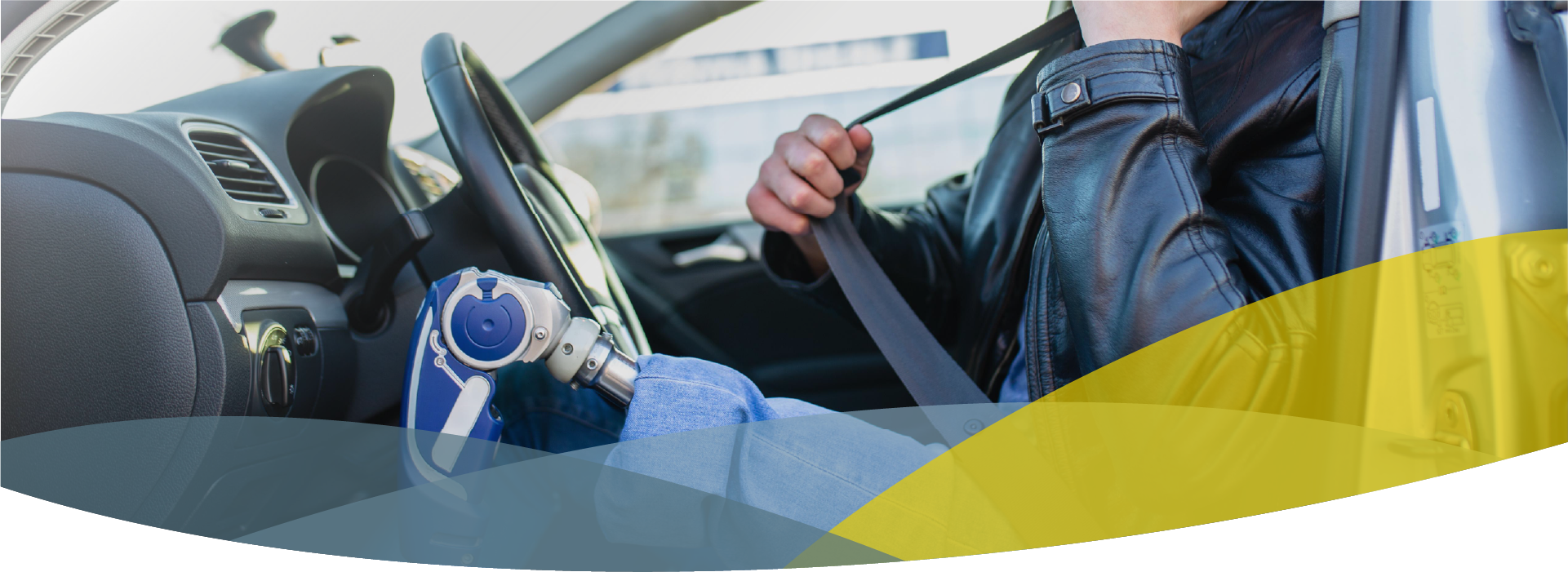 Headerbild Autofahren mit Prothese, Person mit Beinamputation sitzt im Auto und schnall sich an