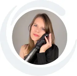 Kundenstimme für APT Prothesen Neckar Alb. Bild von Kate mit ihrer Armprothese.