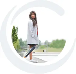 Kalli gibt ihre Kundenstimme für APT Homburg/Saar mit ihrer Beinprothese. Auf dem Bild ist Katti im Stehen zu sehen. Am rechten Bein ist die Beinprothese.