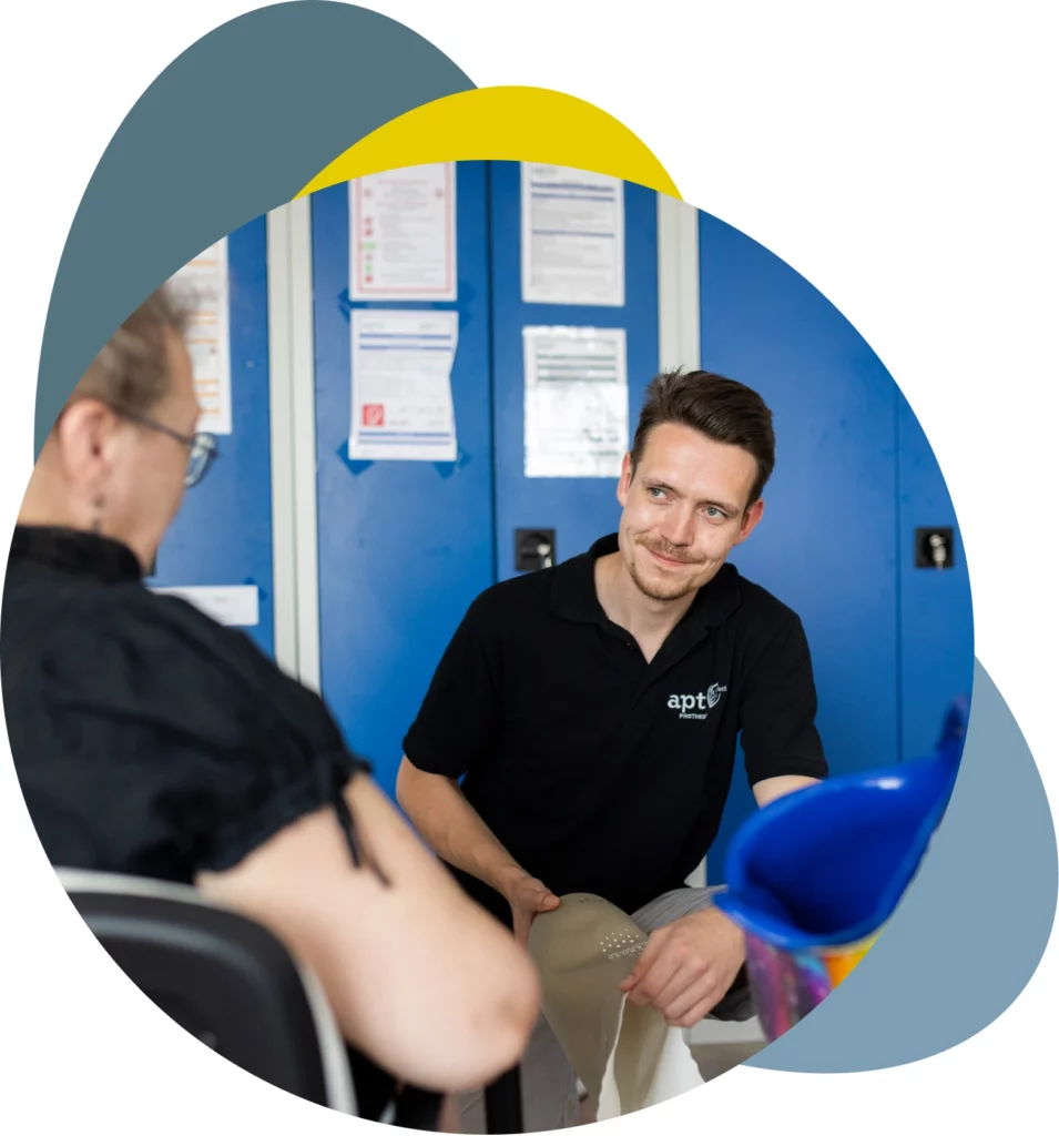 Techniker von APT Prothesen bei der Kundenversorgung