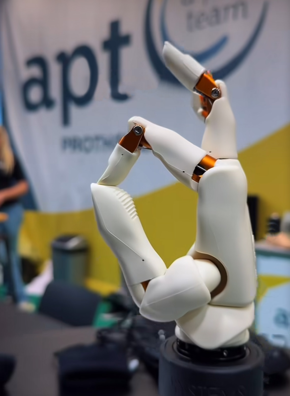 Prothesenhand steht auf der Rehacare Messe am Stand von APT Prothesen