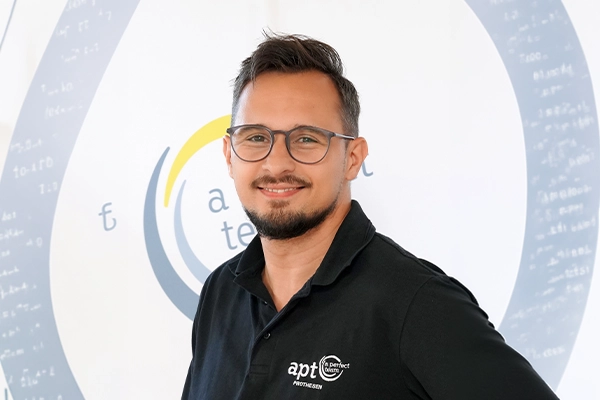 Orthopädietechniker-Meister Edward Hermann schraubt an Armprothese