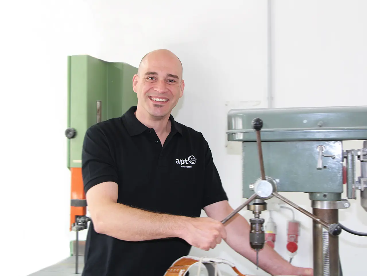 Alexander Paul bei APT Prothesen Trier an der Bohrmaschine in der Werkstatt