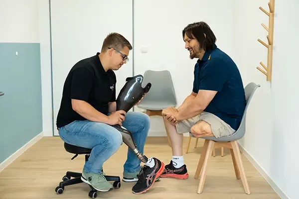 Anprobe eines Patienten mit seiner neuen Beinprothese, die mithilfe von Unterdruck- und Vakuumsystemen noch besser sitzt APT Prothesen