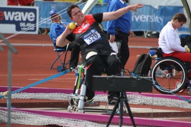 Birgit Kober beim Kugelstoßen